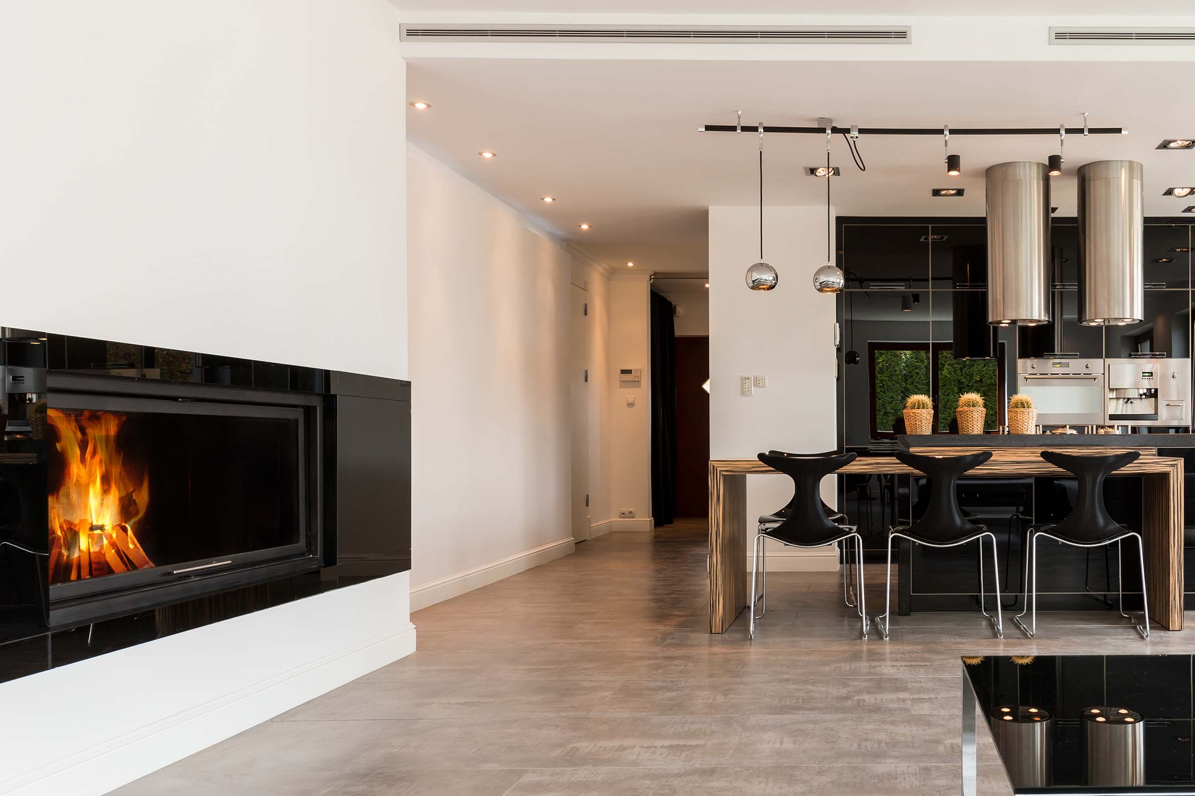 spacious-interior-with-fireplace-and-open-kitchen-PZ2NXEX.jpg